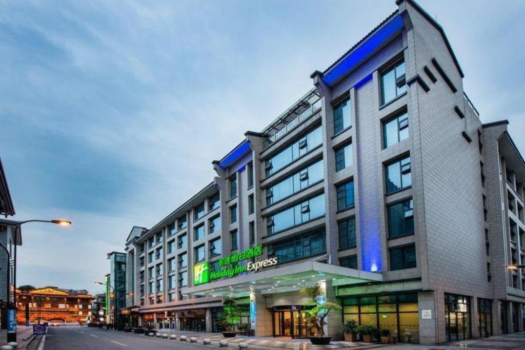 Holiday Inn Express Dujiangyan Ancient City מראה חיצוני תמונה